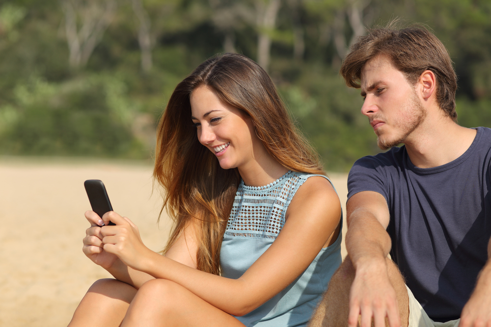 Eifersüchtiger Freund betreibt Handy Spionage